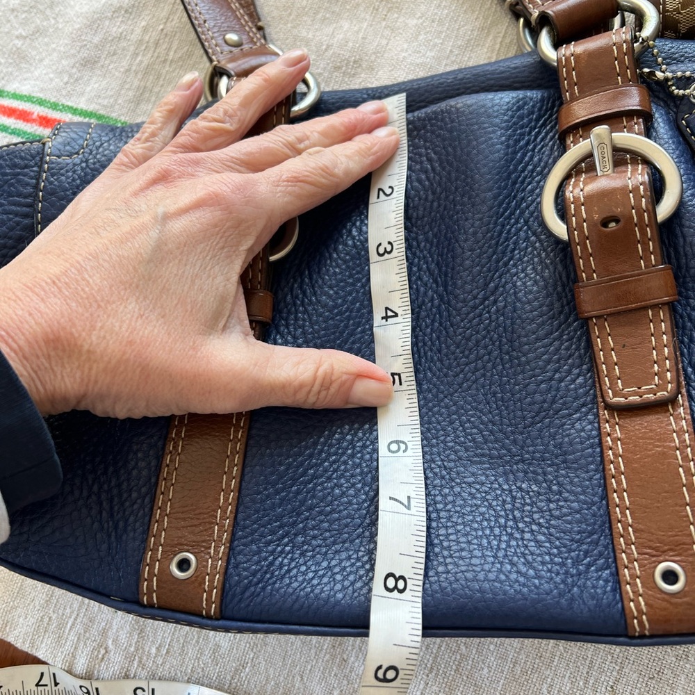 Coach Navy and Brown pebble Leather bag. Matching wristlet and Coach bow. - Picture 7 of 11